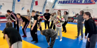 В новозыбковской спортшколе устроили веселые эстафеты с мамами - Газета Маяк