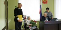 Ветерану войны из Новозыбкова Екатерине Быковой, отметившей 100-летний юбилей, вручен Почетный знак Совета судей РФ - Газета Маяк
